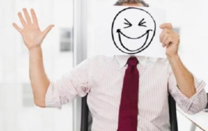 You are currently viewing Felicidade no trabalho: de tendência a exigência legal e vantagem competitiva