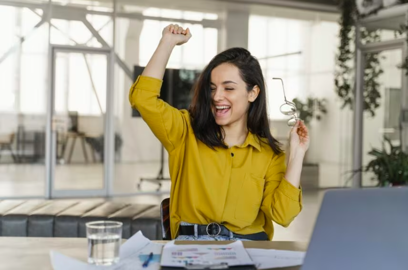 You are currently viewing Felicidade no trabalho deixa de ser tendência e torna-se exigência legal e diferencial competitivo